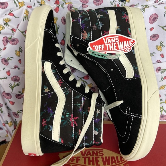 Vans Shoes - Vans • WMNS Comfycush Sks-
Fatal Floral Black
VN0AZTNOBLK
Sneakers